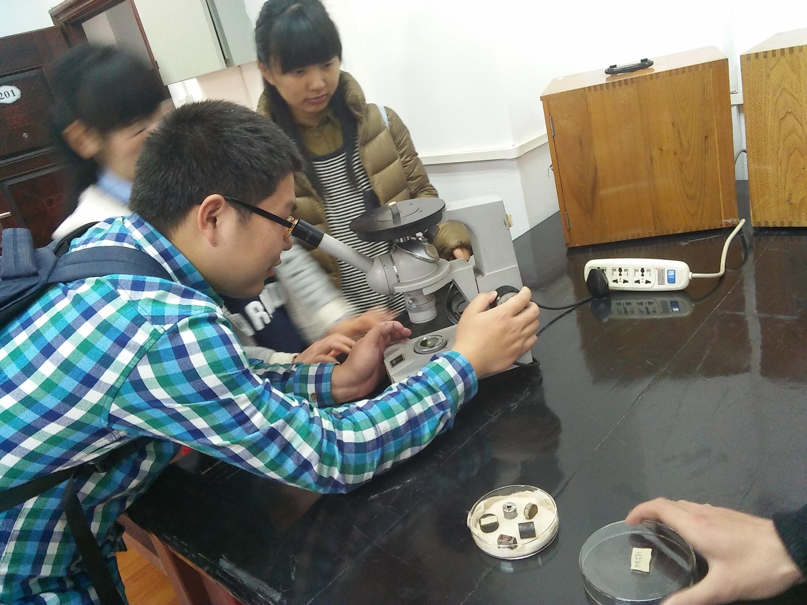 同学观察金相试样.jpg