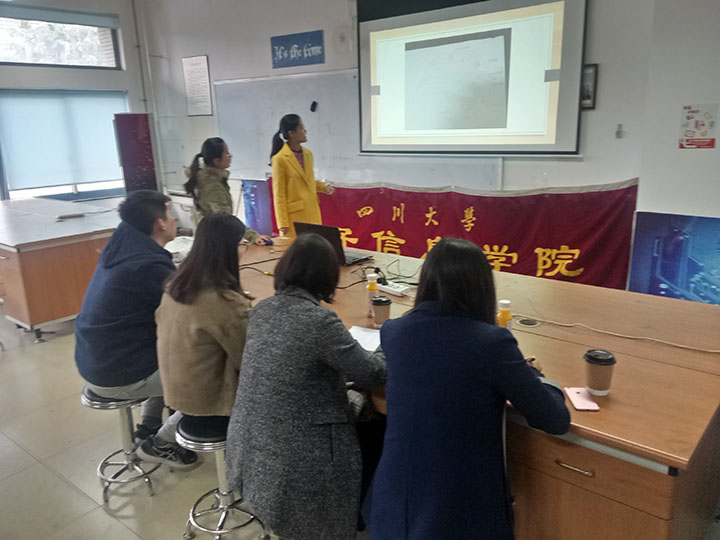 参赛者讲述自己的设计理念.jpg