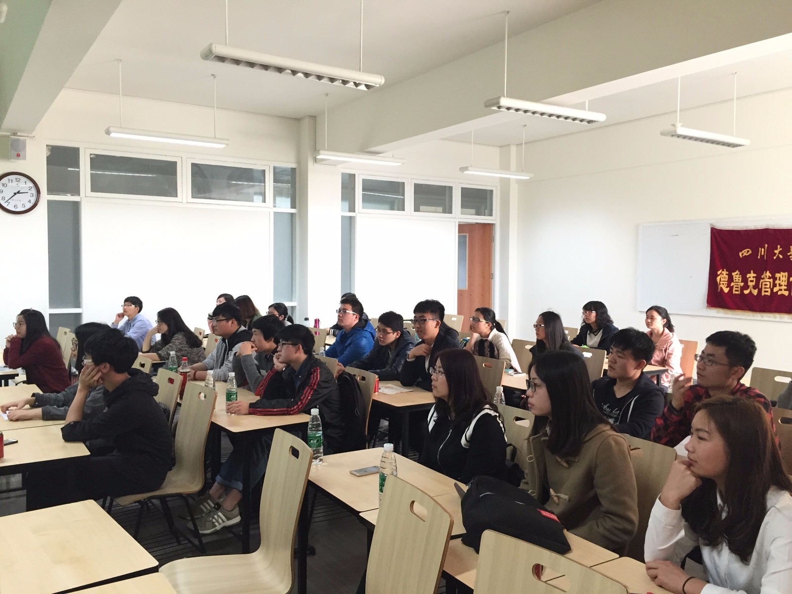 20160306四川大学德鲁克管理协会精英分享会 同学们在认真的听.jpg
