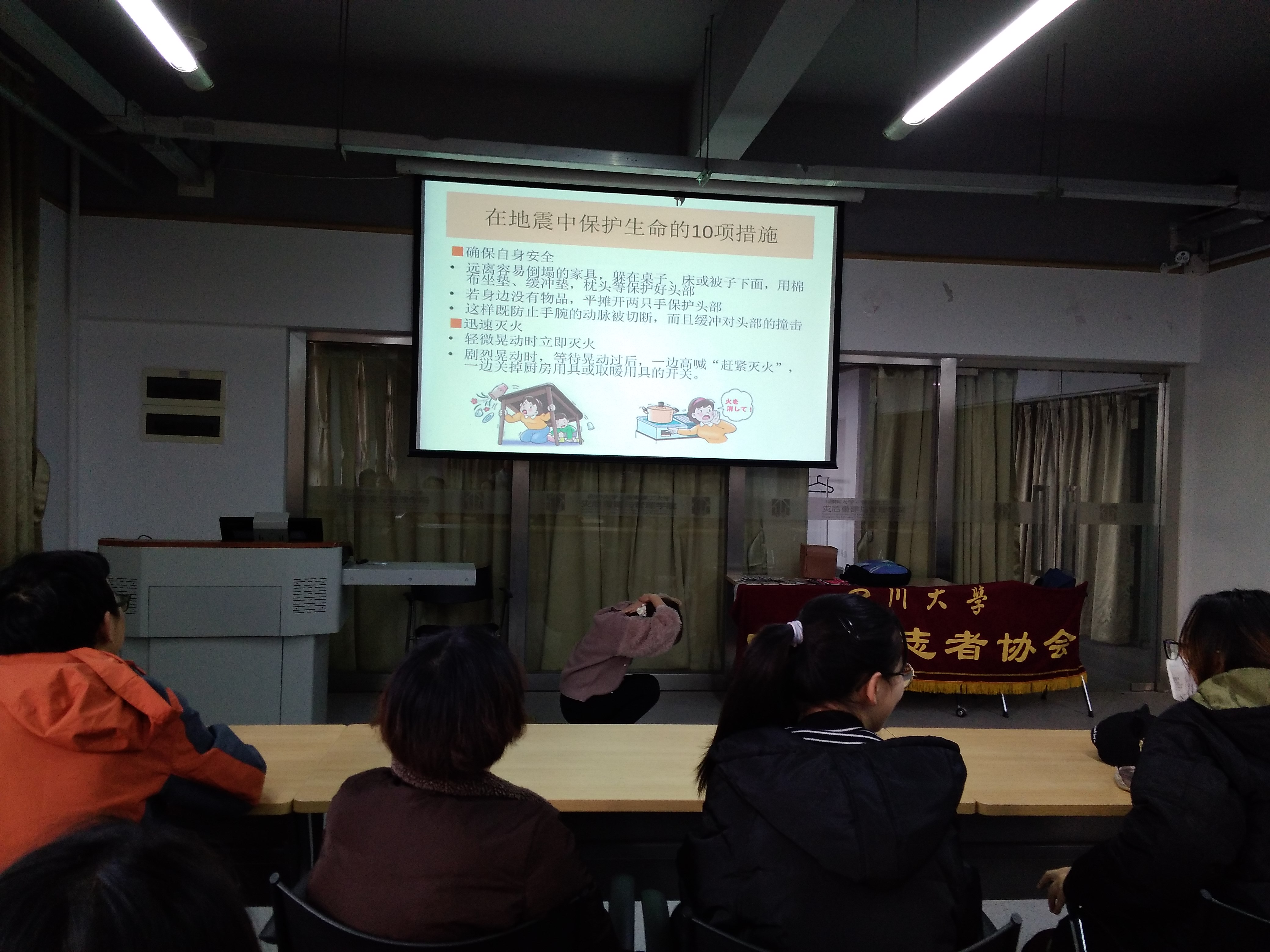 孙老师向大家示范护头的正确姿势.jpg 孙老师向大家示范护头的正确姿势.jpg