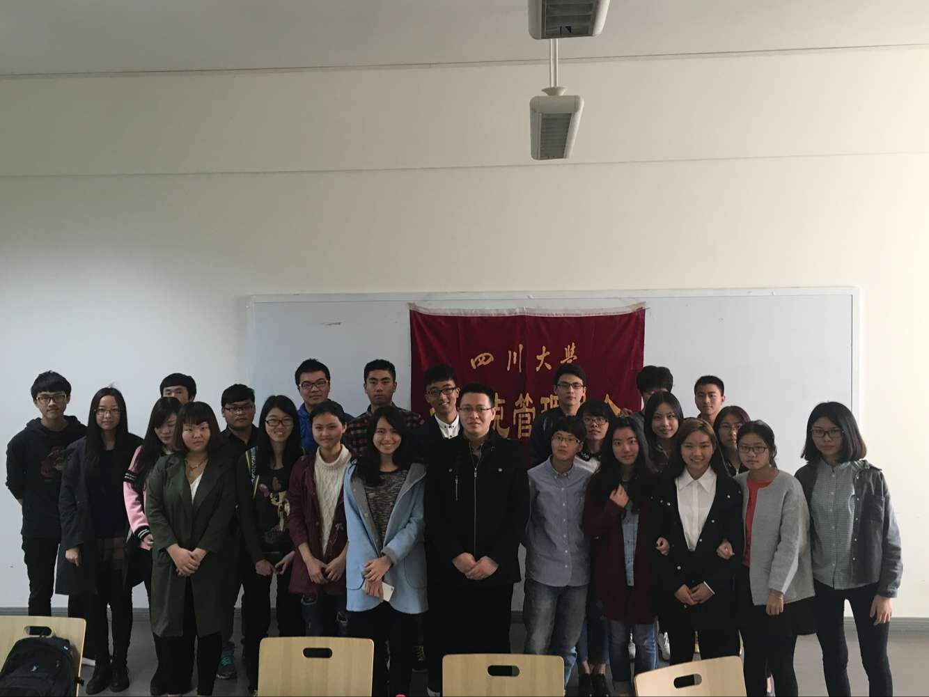 20160306四川大学德鲁克管理协会精英分享会 嘉宾与大家合影.jpg
